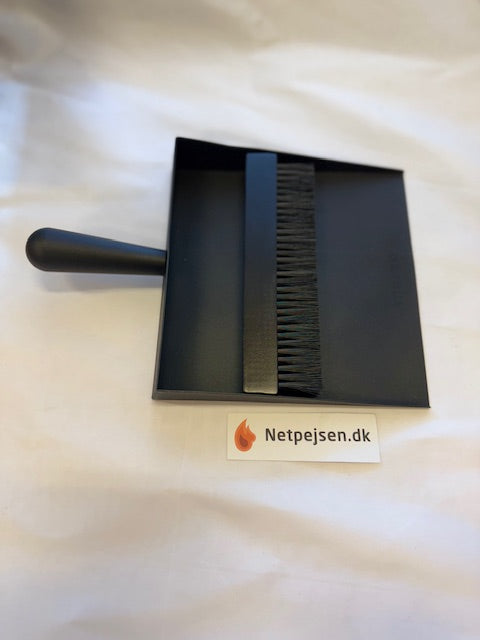 Kehrwanne und Besen von Morsø