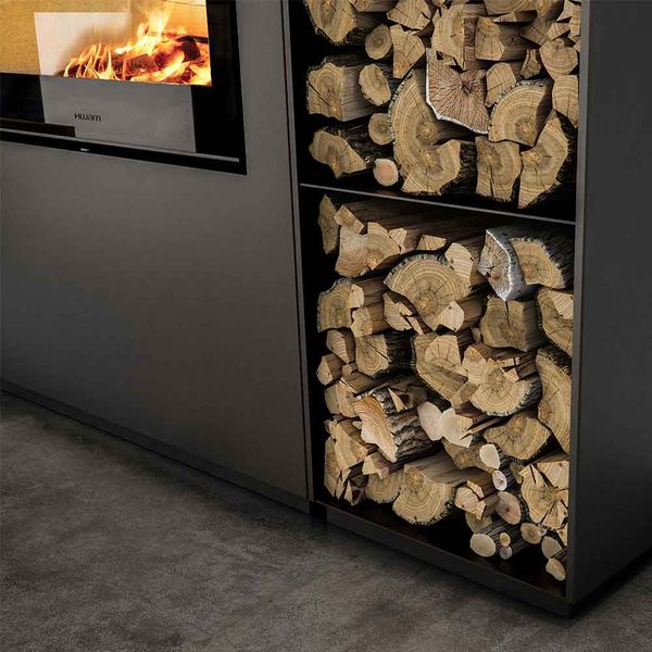 Hohes Regal zum Aufbau neben einem Holzofen