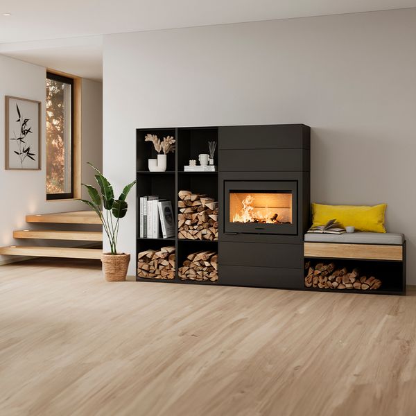 Hohes Regal zum Aufbau neben einem Holzofen